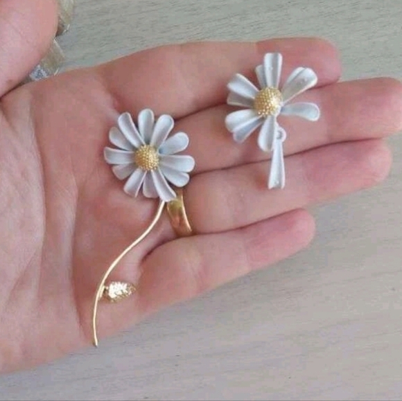 Gold tone white daisy flower asymmetric cottgecore boho coquette dainty earrings - Picture 11 of 14